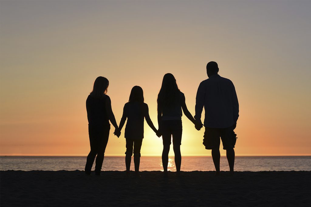 Familie genießt Sonnenuntergang